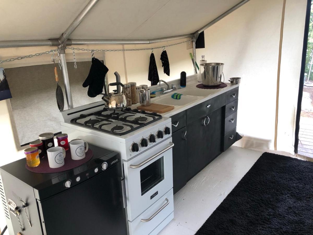 Vines And Puppies Glamping Hideaway Jade City Exterior foto